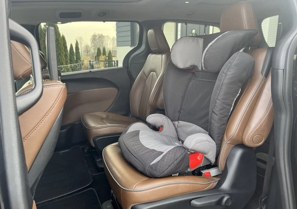 Chrysler Pacifica cena 134900 przebieg: 121000, rok produkcji 2018 z Łomża małe 466